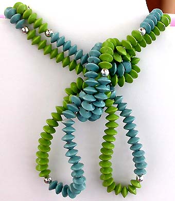 a beautiful vintage costume jewelry necklace unsigned
