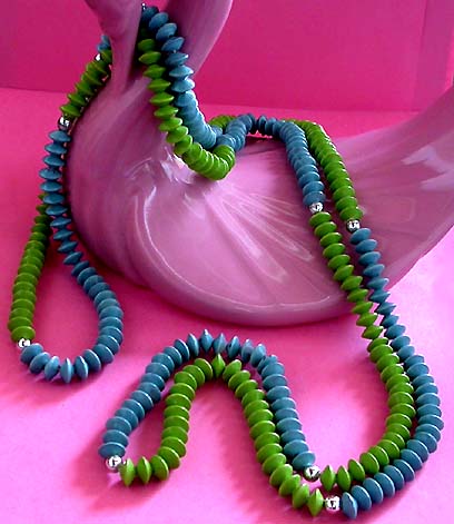 a beautiful vintage costume jewelry necklace unsigned