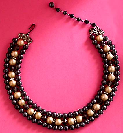 a beautiful vintage costume jewelry necklace unsigned