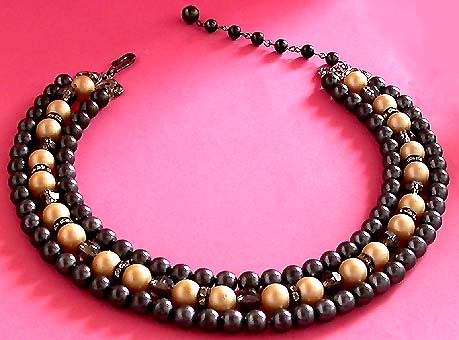a beautiful vintage costume jewelry necklace unsigned