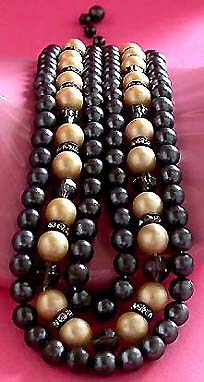 a beautiful vintage costume jewelry necklace unsigned