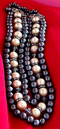 a beautiful vintage costume jewelry necklace unsigned