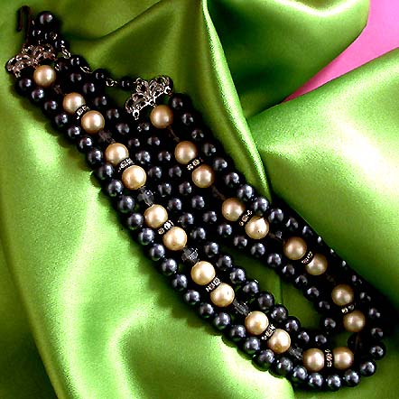 a beautiful vintage costume jewelry necklace unsigned