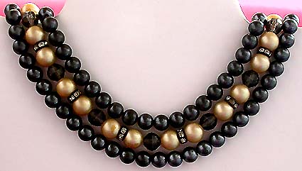 a beautiful vintage costume jewelry necklace unsigned