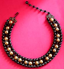 a beautiful vintage costume jewelry necklace unsigned
