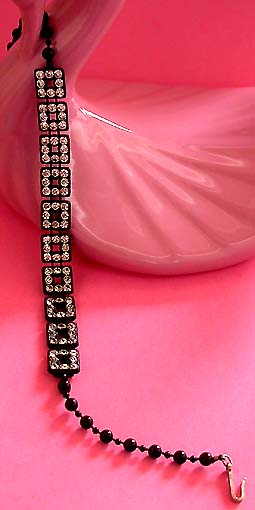 a beautiful vintage costume jewelry necklace unsigned