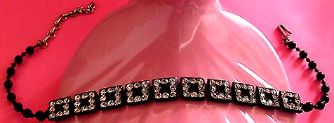 a beautiful vintage costume jewelry necklace unsigned