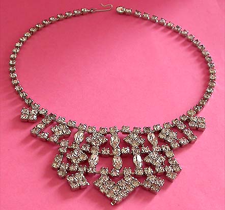 a beautiful vintage costume jewelry necklace unsigned