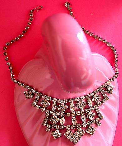 a beautiful vintage costume jewelry necklace unsigned