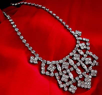 a beautiful vintage costume jewelry necklace unsigned