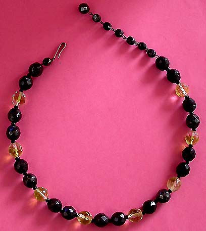 a beautiful vintage costume jewelry necklace unsigned