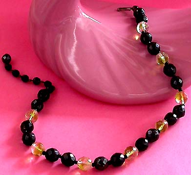 a beautiful vintage costume jewelry necklace unsigned