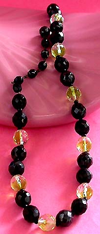 a beautiful vintage costume jewelry necklace unsigned