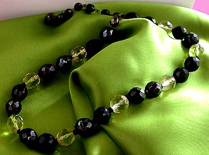 a beautiful vintage costume jewelry necklace unsigned