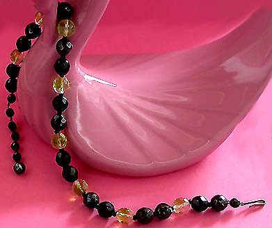 a beautiful vintage costume jewelry necklace unsigned
