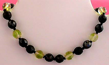 a beautiful vintage costume jewelry necklace unsigned