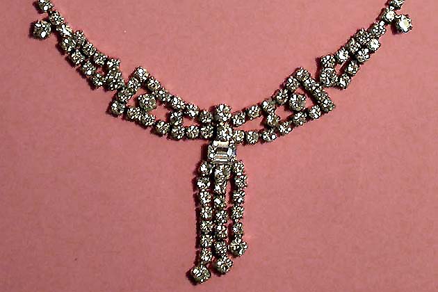 a beautiful vintage costume jewelry necklace Weiss