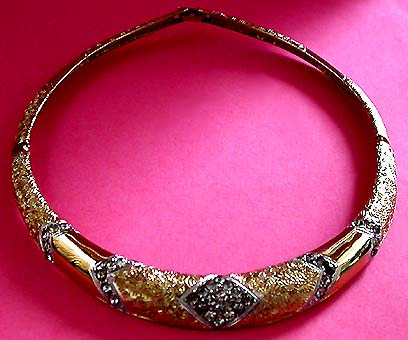 a beautiful vintage costume jewelry necklace unsigned