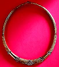 a beautiful vintage costume jewelry necklace unsigned