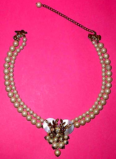 a beautiful vintage costume jewelry necklace unsigned