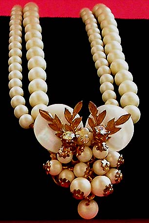a beautiful vintage costume jewelry necklace unsigned