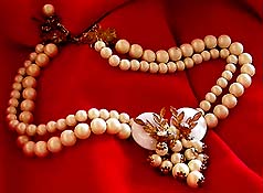 a beautiful vintage costume jewelry Juliana necklace