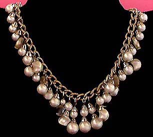a beautiful vintage costume jewelry necklace unsigned