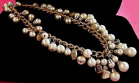 a beautiful vintage costume jewelry necklace unsigned