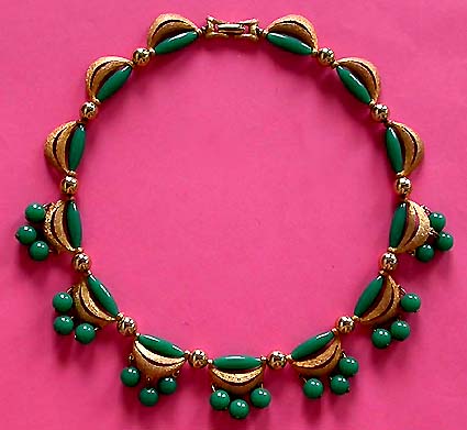 a beautiful vintage costume jewelry necklace unsigned