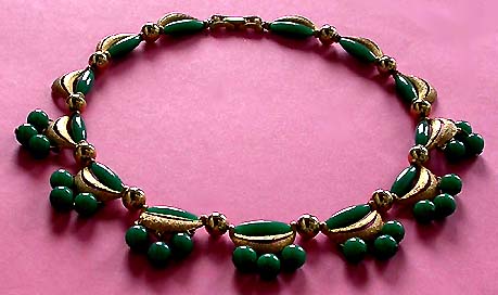 a beautiful vintage costume jewelry necklace unsigned
