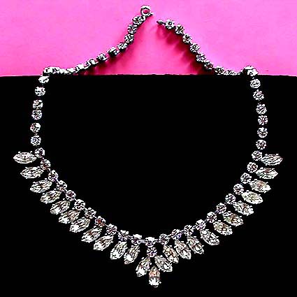 a beautiful vintage costume jewelry necklace unsigned