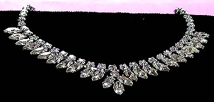 a beautiful vintage costume jewelry necklace unsigned