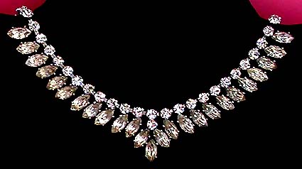 a beautiful vintage costume jewelry necklace unsigned