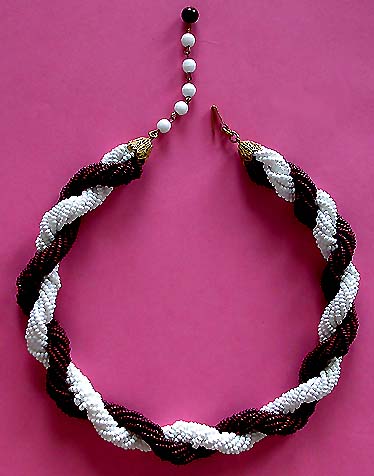 a beautiful vintage costume jewelry necklace unsigned