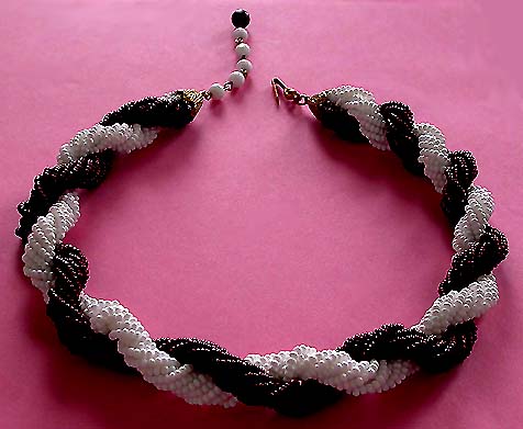 a beautiful vintage costume jewelry necklace unsigned