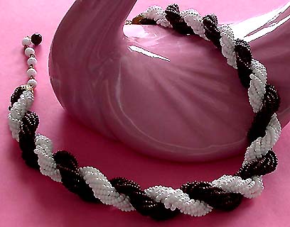 a beautiful vintage costume jewelry necklace unsigned