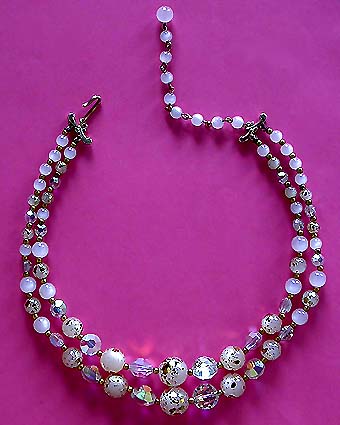 a beautiful vintage costume jewelry necklace unsigned