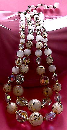 a beautiful vintage costume jewelry necklace unsigned
