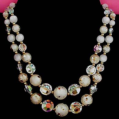 a beautiful vintage costume jewelry necklace unsigned