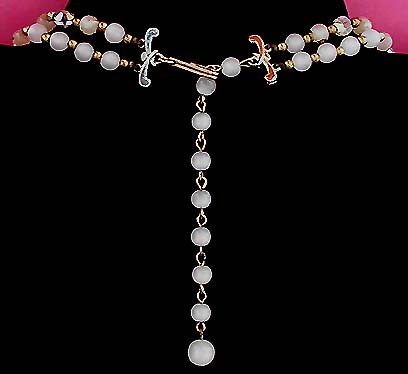 a beautiful vintage costume jewelry necklace unsigned