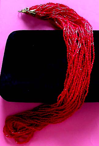a beautiful vintage costume jewelry necklace unsigned