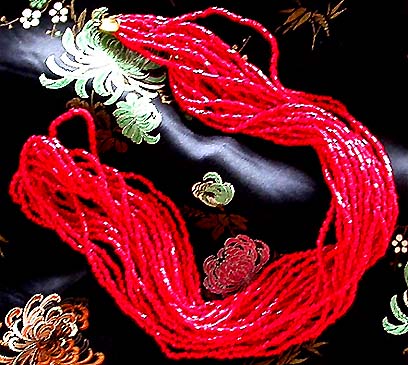 a beautiful vintage costume jewelry necklace unsigned