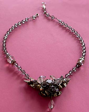 a beautiful vintage costume jewelry necklace unsigned