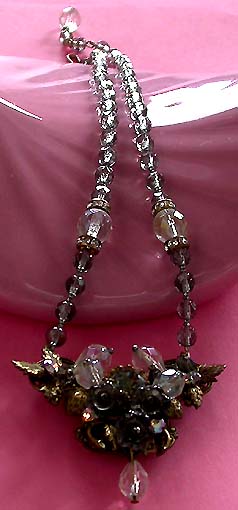 a beautiful vintage costume jewelry necklace unsigned