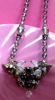 a beautiful vintage costume jewelry necklace unsigned