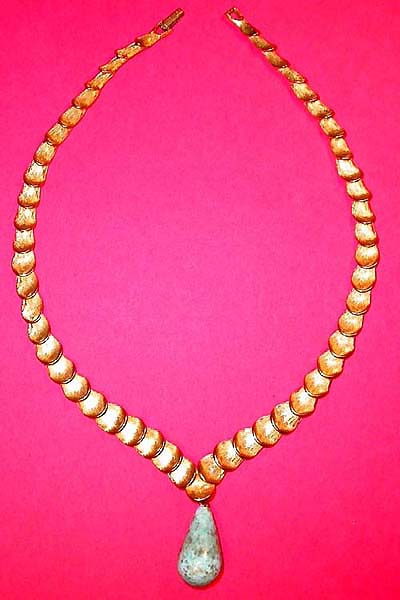 a beautiful vintage costume jewelry necklace Weiss