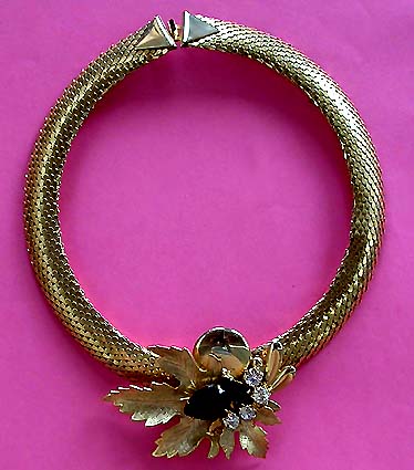 a beautiful vintage costume jewelry necklace unsigned