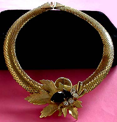 a beautiful vintage costume jewelry necklace unsigned