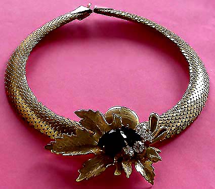 a beautiful vintage costume jewelry necklace unsigned