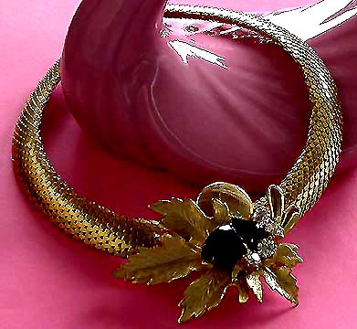 a beautiful vintage costume jewelry necklace unsigned